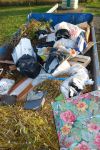 La benne à déchets verts polluée d’une quantité impressionnante d’ordures diverses 