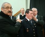 Henri Boguet et René André remettent les galons de lieutenant honoraire à Pätrick Compe