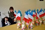 Eva et Jessica  sont subjuguées par les sachets du 14 juillet qui leur présentent les couleurs