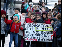 2019 03 04 école manif fermerture classe